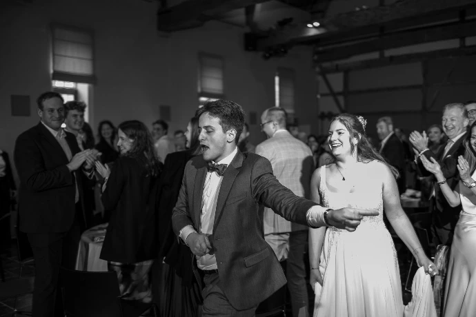Spontane partyfoto met vrienden en familie tijdens het avondfeest.