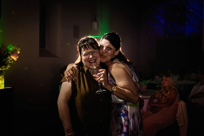 Spontane partyfoto met vrienden en familie tijdens het avondfeest.