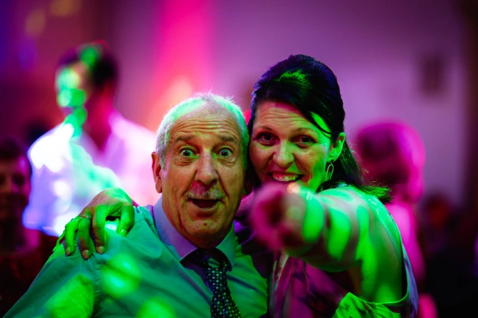 Spontane partyfoto met vrienden en familie tijdens het avondfeest.