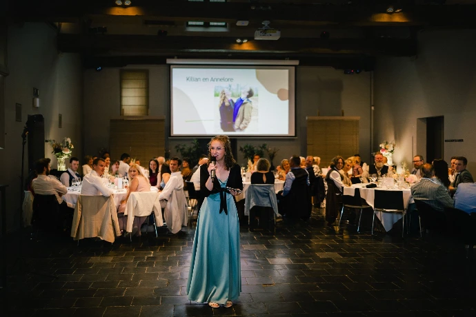 Spontane partyfoto met vrienden en familie tijdens het avondfeest.