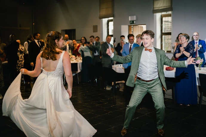 Spontane partyfoto met vrienden en familie tijdens het avondfeest.