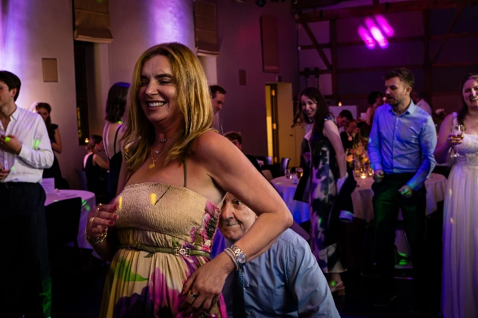 Spontane partyfoto met vrienden en familie tijdens het avondfeest.