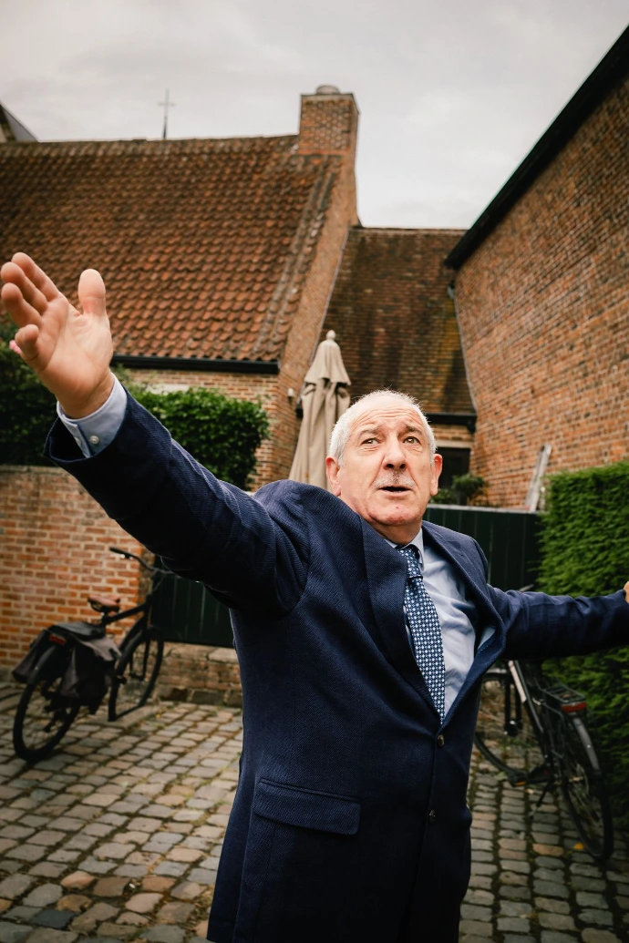 Spontane partyfoto met vrienden en familie tijdens het avondfeest.