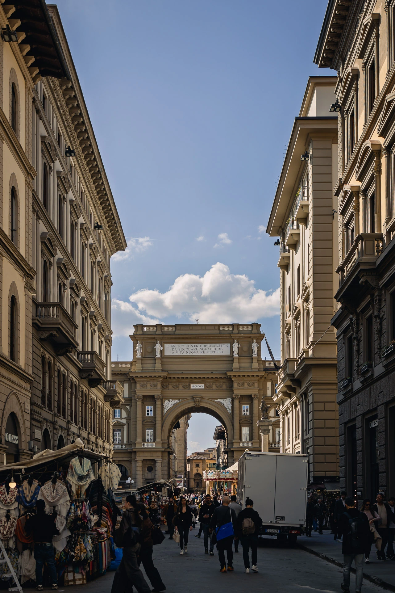 Uitzicht over een sfeervolle straat in Firenze bij zonsondergang