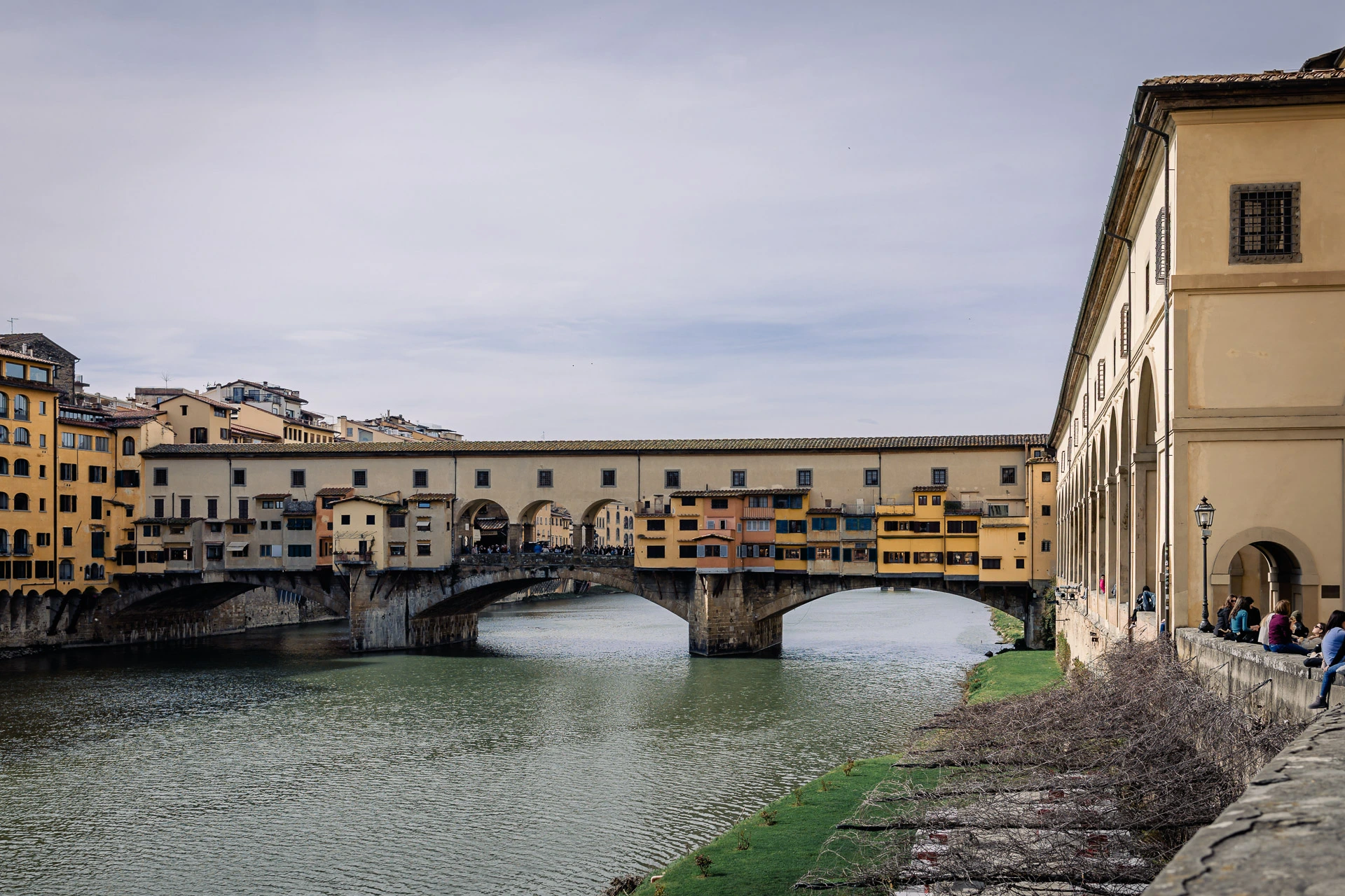 De Ponte Vecchio, de historische bebouwde brug in Firenze