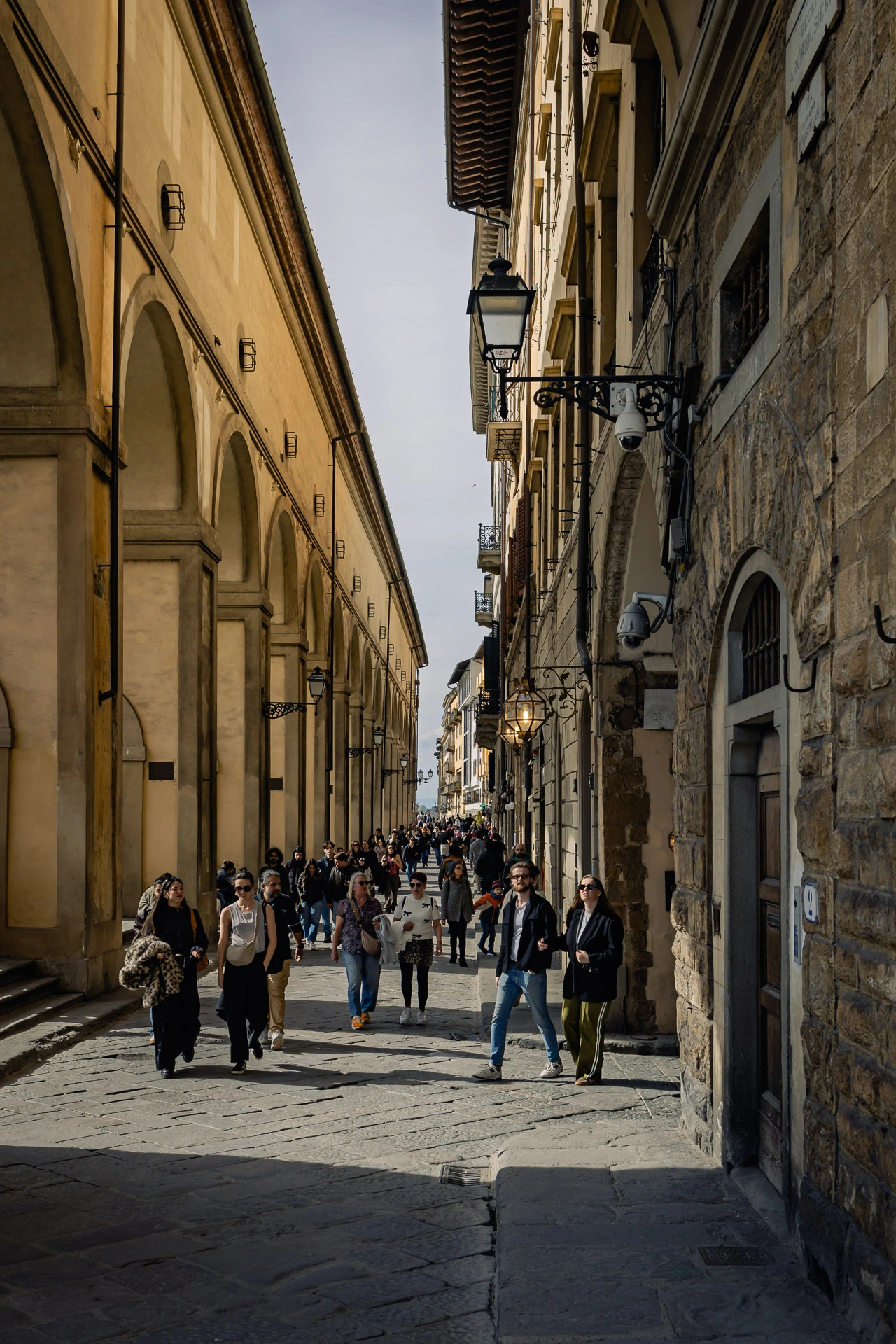 Uitzicht over een sfeervolle straat in Firenze bij zonsondergang