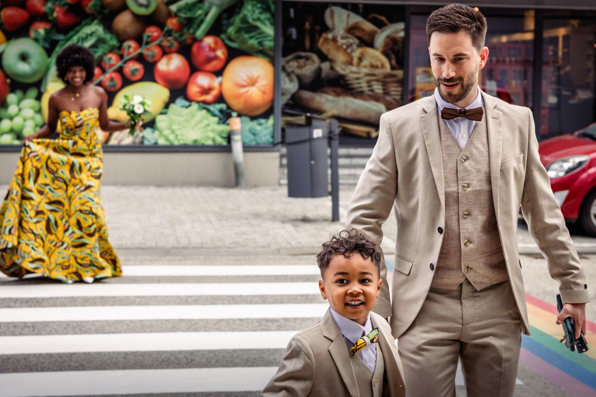 A&amp;C tijdens hun burgerlijk huwelijk in het Stadhuis van Deinze omringd door familie en kinderen.