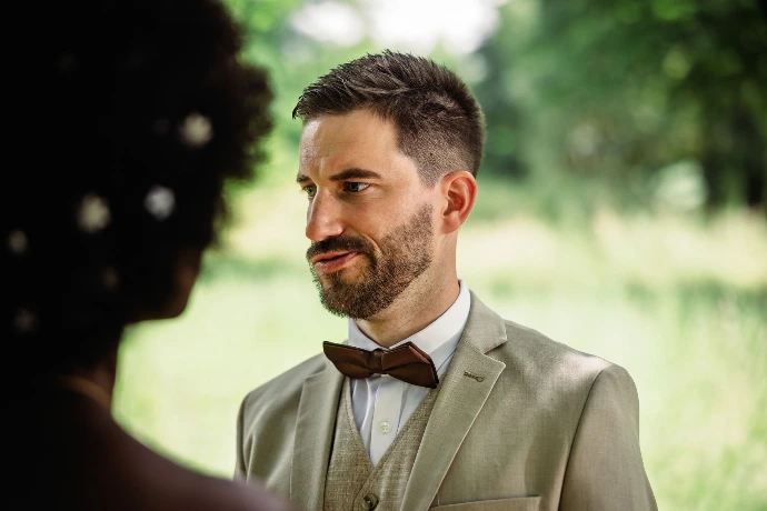 Pasgetrouwd koppel Amira en Christoph tijdens een romantische fotoshoot in De Brielmeersen in Deinze op een zonnige zomerdag.