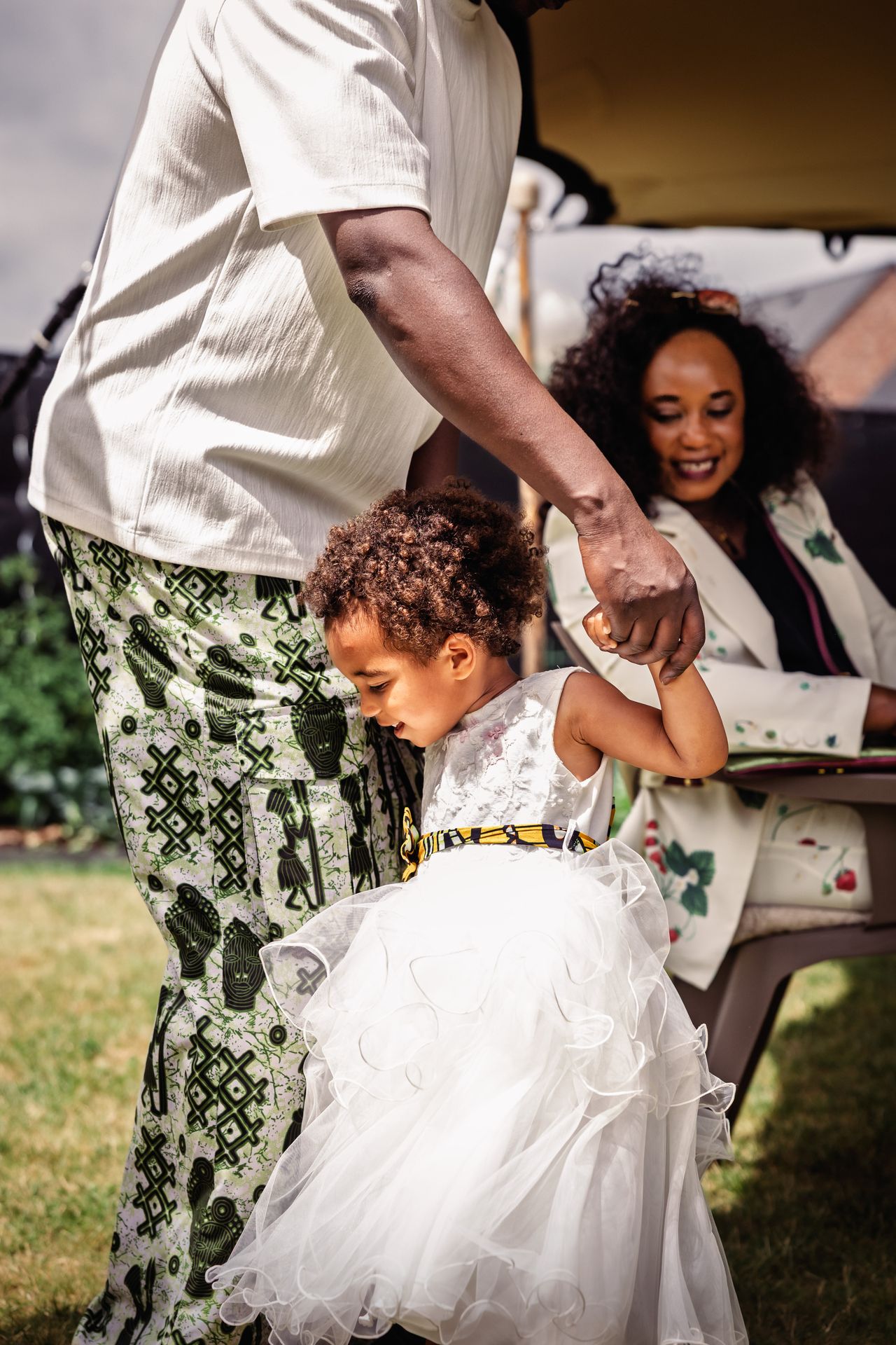 Familie en vrienden genieten van een warme zomerse huwelijksviering na de ceremonie in Deinze.